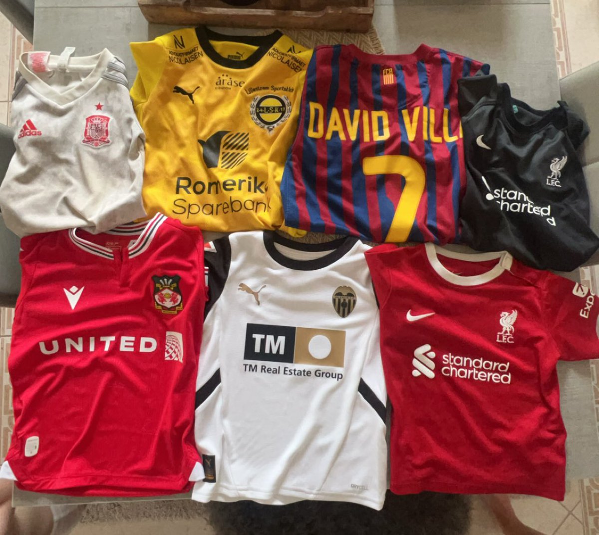 HennhHolt's tweet image. På tur med junior (3 år)
Viktig at alle favoritt fotballdraktene hans er med! Her er noe for enhver smak.

#Spania #vierlsk #DavidVilla #LiverpoolFC #Wrexham #Valencia