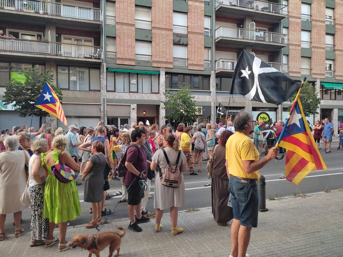 En aquest moment Ronda Camprodon de #Vic tallada a l'altura de la seu ERC de Vic. Demanant a ERC que no faci a Illa president.

Us hi esperem! ✊

#155NiOblitNiPerdó