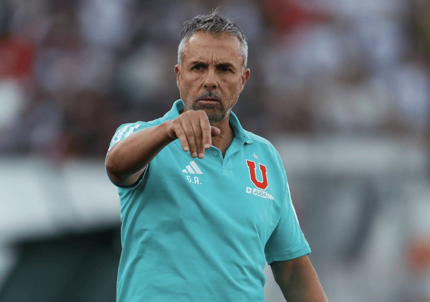 La U enfrenta a Colo Colo con cambios significativos en delantera.