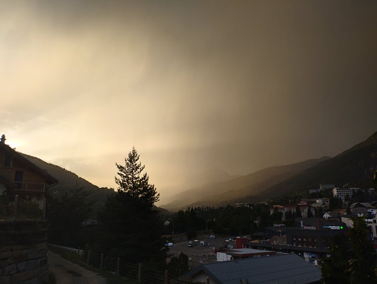 JDuchalais's tweet photo. Magnifique ambiance d'#orage sur la vallée de la Guisane. 
La commune de Monêtier-les-Bains a reçu un APIC. 
La cellule est bien active et génère de nombreuses rafales descendantes et de la #foudre. https://t.co/SNRBKEkYx1