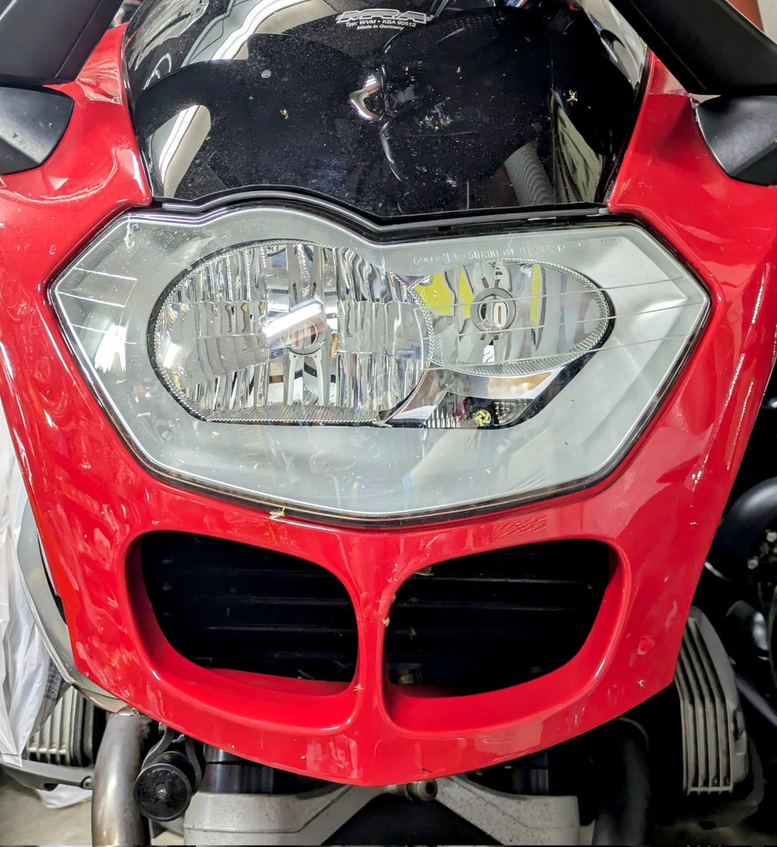 armada_takaja's tweet photo. R1200とSF800Sのヘッドライトってほぼ同じ構造なんです
さらにまったく同じLED入れてあります
……なのに一昨日R1200S乗った時
「F800Sより暗いなぁ」
って思ったんです
今日、理由がわかりました
R1200Sは光軸が低すぎます
(爆)
ナニ言ってんだ?俺
😝
#BMW
#R1200S
#F800S https://t.co/HebI0sNG4c