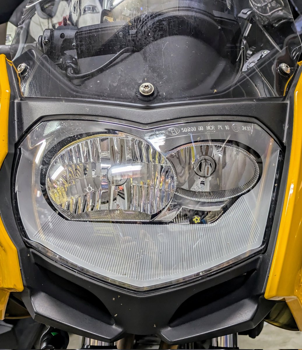 armada_takaja's tweet photo. R1200とSF800Sのヘッドライトってほぼ同じ構造なんです
さらにまったく同じLED入れてあります
……なのに一昨日R1200S乗った時
「F800Sより暗いなぁ」
って思ったんです
今日、理由がわかりました
R1200Sは光軸が低すぎます
(爆)
ナニ言ってんだ?俺
😝
#BMW
#R1200S
#F800S https://t.co/HebI0sNG4c