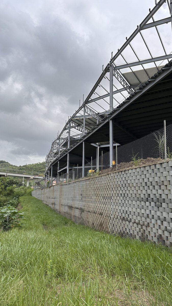 Construcción de Muro de Suelo Reforzado para proyecto comercial en ciudad de Panaam. Sistema Muro MESA con bloques segmentados y geomallas uniaxiales de polietileno.  #muromesa #envtech #construccion #panama #ingenieria #FuerzaQueNosUne