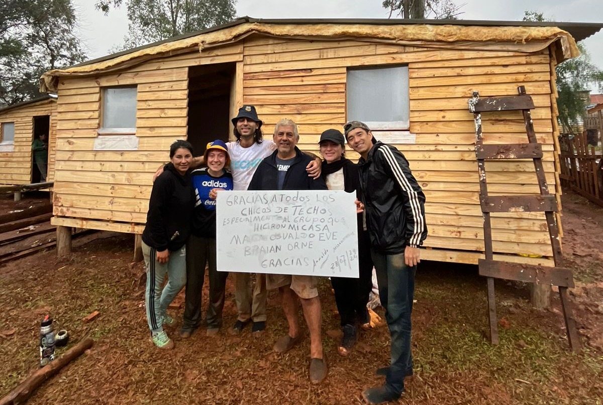 Qué onda los planes del finde? Por acá tuvimos uno muy lindo👇 
Volvimos de #Misiones después de construir 30 viviendas con la energía de más de 160 voluntarios que lo hicieron posible.
Estas son las historias que nos emocionan compartir 💙