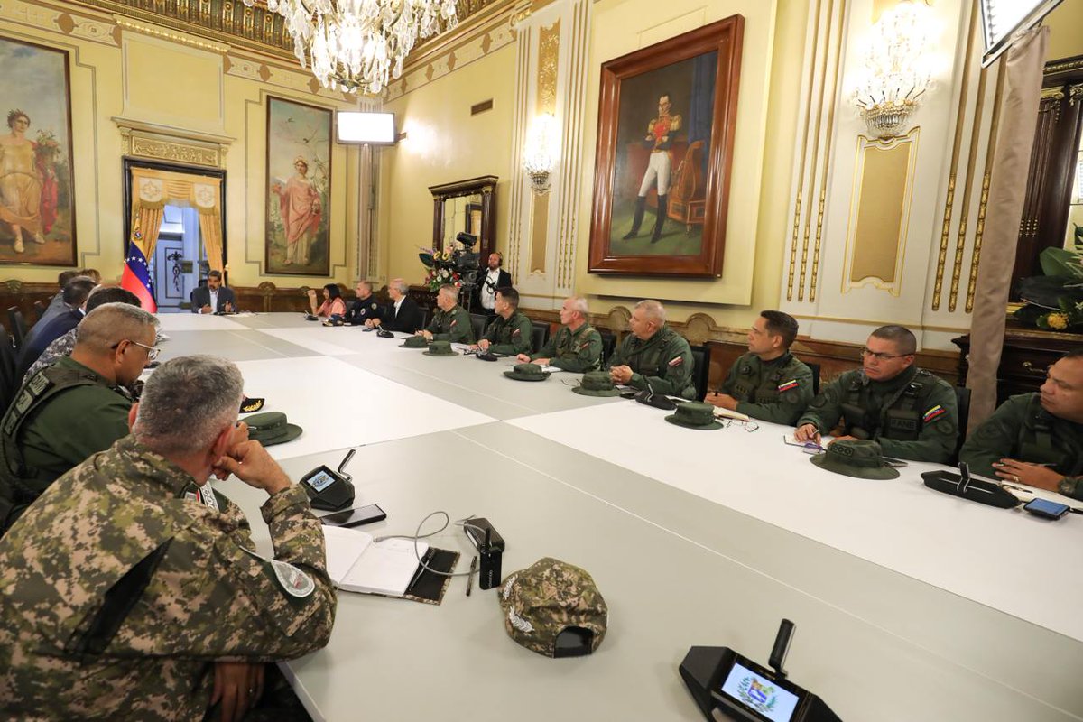 #ÚltimoMinuto📰 Desde el Palacio de Miraflores, el presidente <a href="/NicolasMaduro/">Nicolás Maduro</a> instala Reunión Conjunta del Consejo de Estado y el Consejo de Defensa de la Nación para planificar lo concerniente al Gran Diálogo en las Cinco Dimensiones.