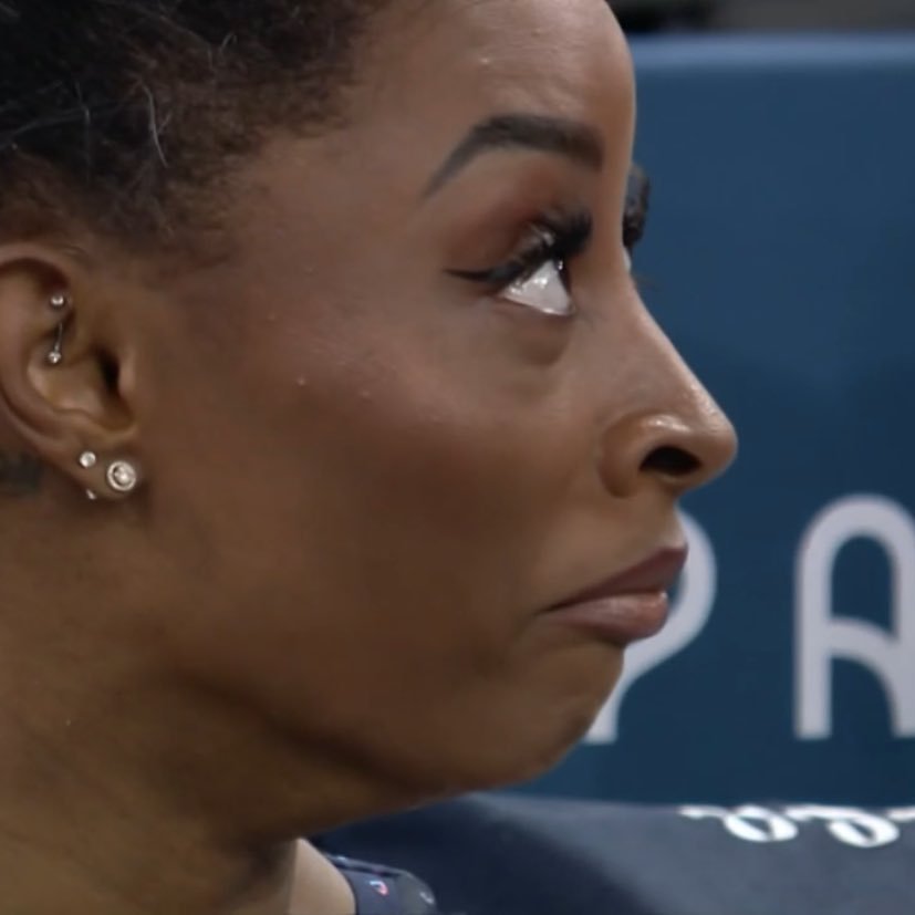 A cara da Simone Biles (14.900) descobrindo que a Rebeca Andrade (15.100) foi MELHOR do que ela no salto.