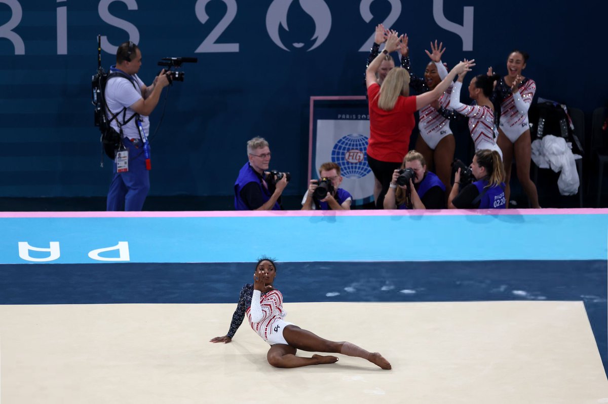 this picture is everything!! For simone to come back after tokyo and heal her heart and do this for herself and win gold with her teammates. the goat 😭😭🐐