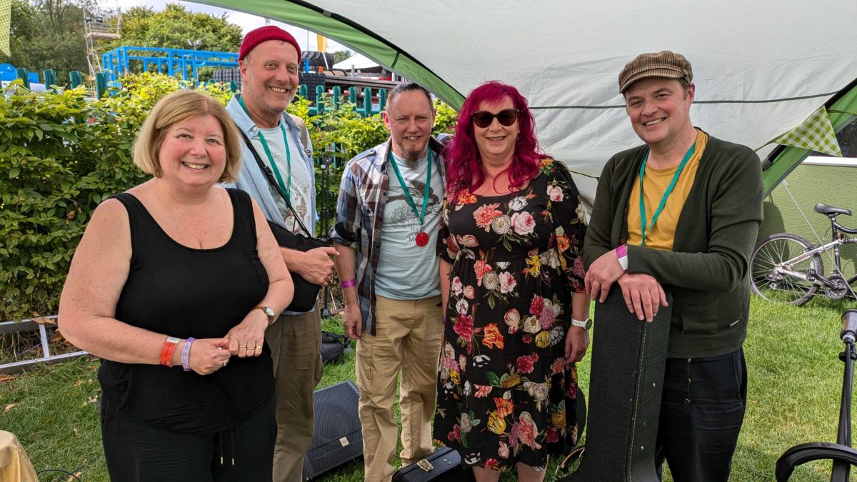Cambridge Folk Festival 26/07/2024: Day 2 at the Cambridge Folk Festival with Alex, Linda and Julian. Radio 14:00 Alex Elbro and Linda Ness introduce bellringers from the Society of Cambridge Youths, Award-winning song and […] dlvr.it/TBGsDs