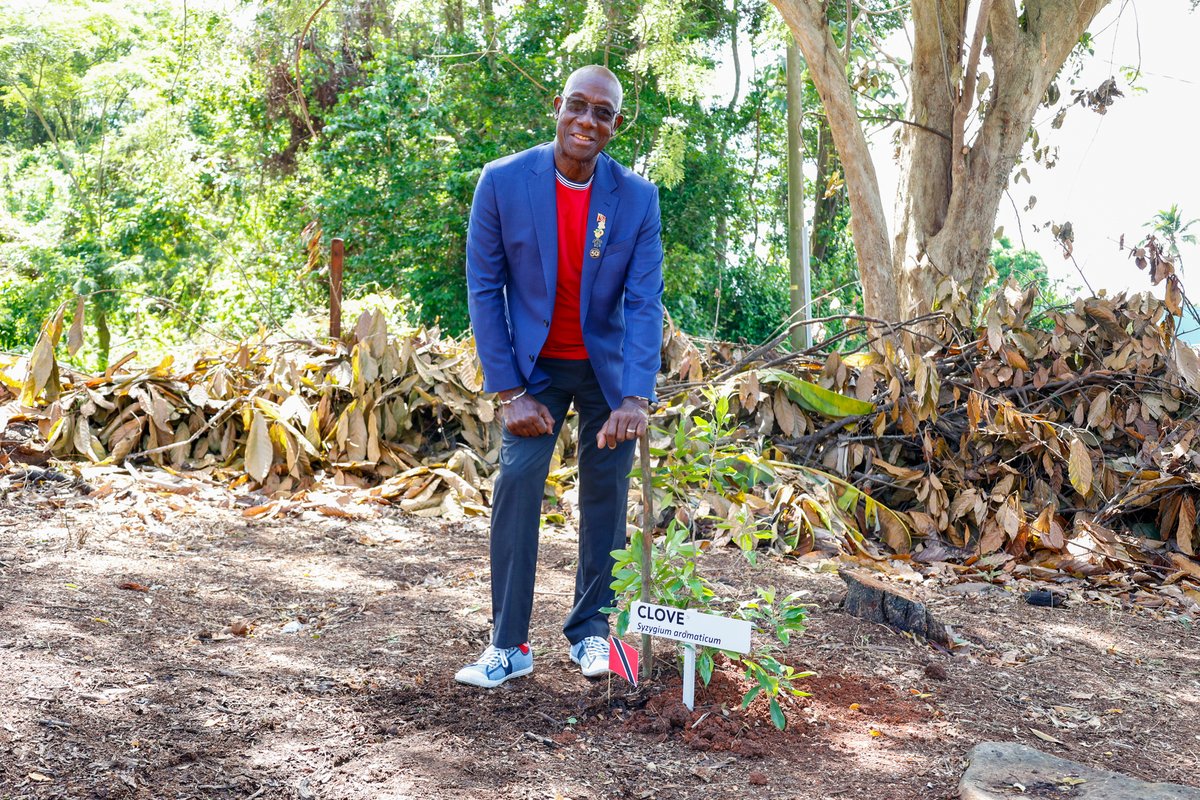 CARICOMorg's tweet photo. #CARICOM Heads of Government and @SG_CARICOM showcased their farming skills as they planted clove, nutmeg, and cinnamon trees at Laura's Herb and Spice Garden, Saint David, Grenada 🇬🇩 on day 2 of the 47th #CARICOM Heads of Gov't Meeting.
#47HGC https://t.co/CdwC4QRpMk