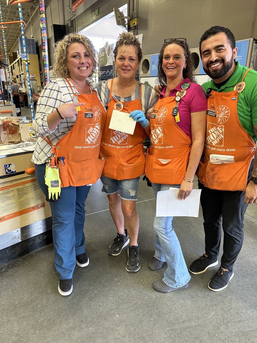Recognizing a terrific associate, Chrissie, with Colleen, Staci and Omar. Chrissie has more than 25 years with HD and is such a great reflection of HD’s values. Many thanks, Chrissie!
