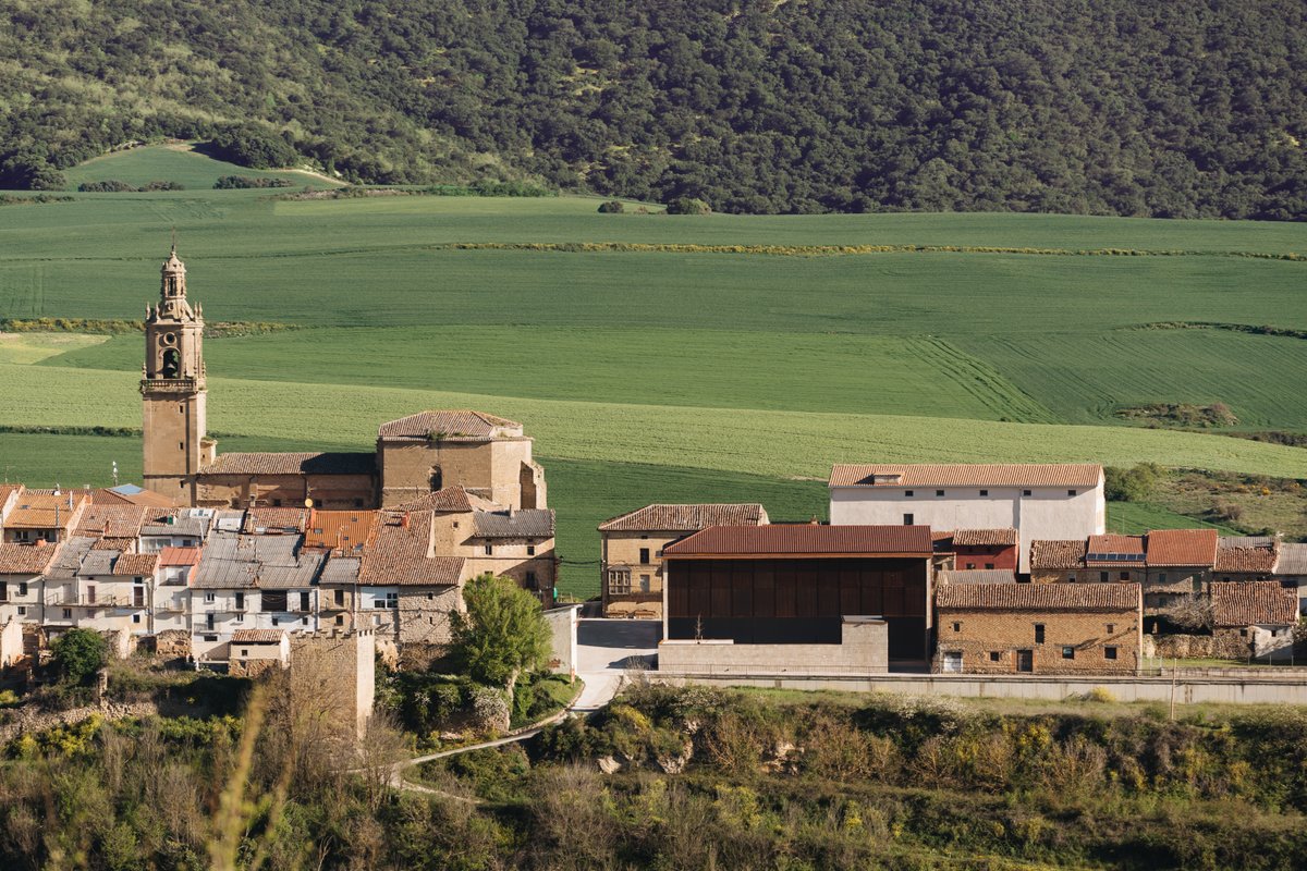 FRONTÓN Y ESPACIO DE USOS MÚLTIPLES DE AGUILAR DE CODÉS 👉 maderayconstruccion.com/fronton-y-espa…

#Arquitectura Verne arquitectura [Víctor Larripa, Javier Martínez y Daniel Ruiz de Gordejuela] y Alejandro Maortua 📸 Pablo García Esparza #Arquitecturademadera #MaderayConstrucción