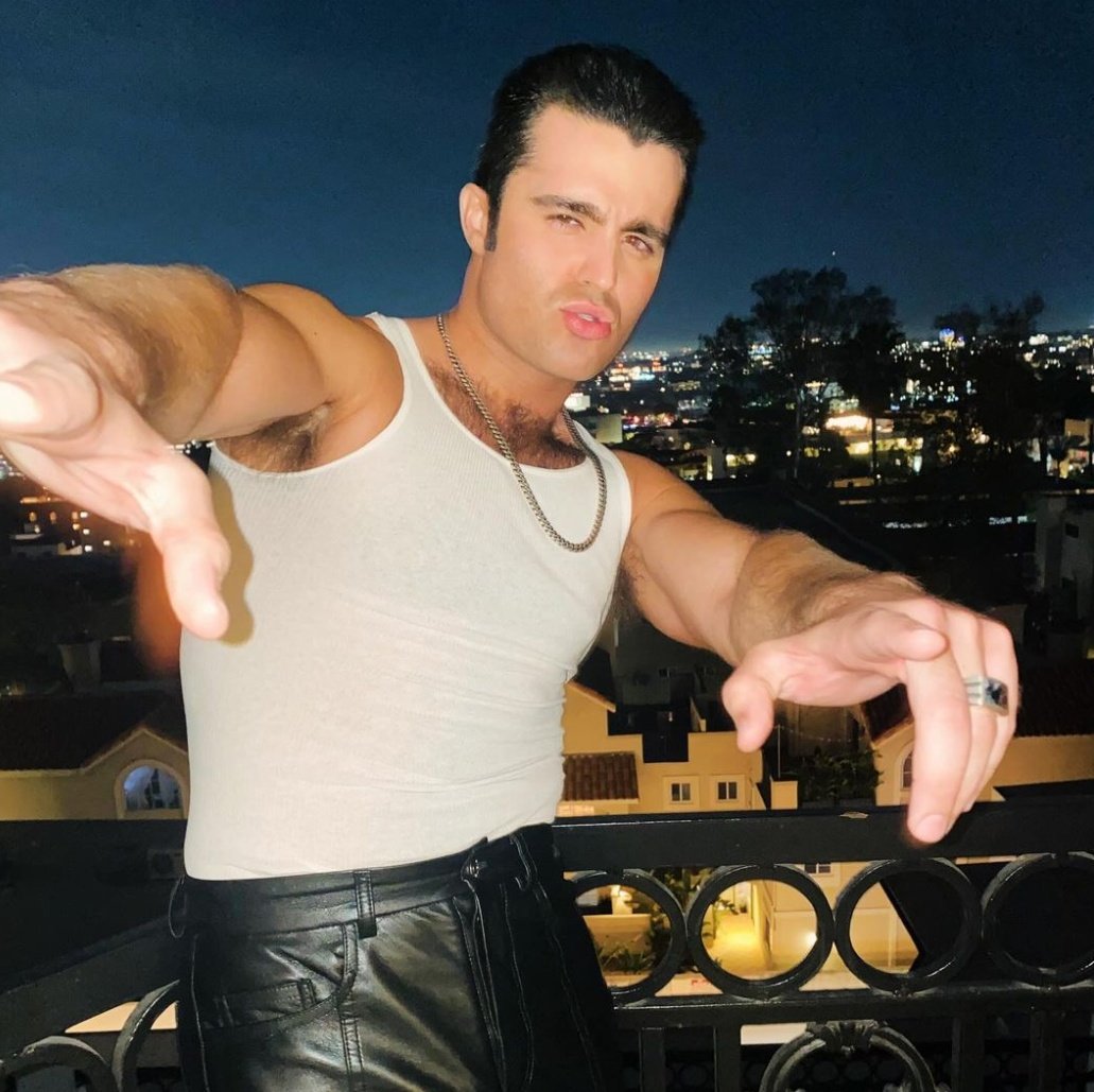 male_celeb_ass's tweet photo. Everything about is... wow
The chest hair, tank top, chain, hairy pits?????? Pleassssssseeee https://t.co/nuILfFKBTF