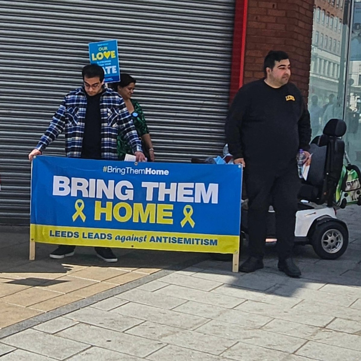 LeedsLeadsAA's tweet photo. We were back with a bang today!
Maybe it was the sunshine, but we spoke with SO MANY (99% positive) people today that we nearly forgot to pack up to go home!
If you're ever at a loose end on a Tuesday lunchtime, come and stand with us - you won't regret it!
#LLAA https://t.co/qSWRvIuEFZ