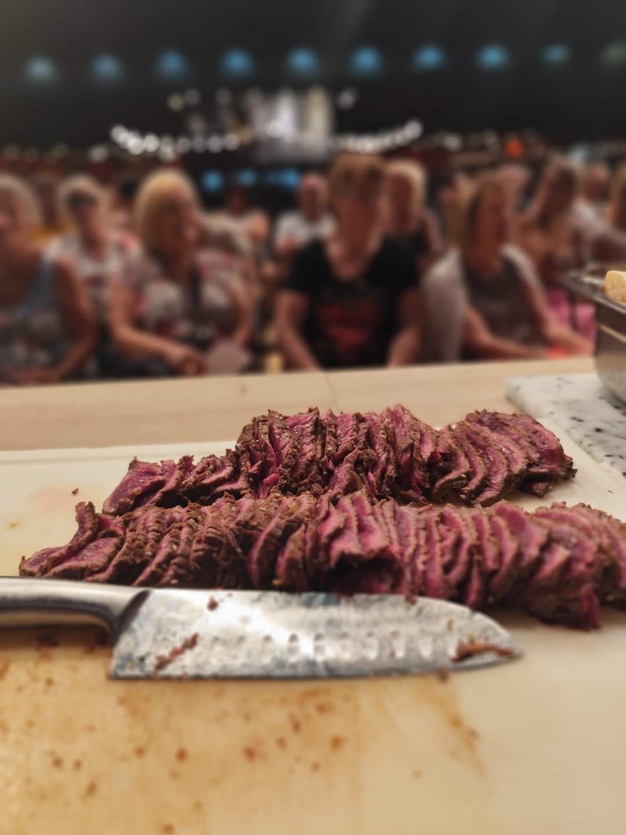 InterbevGdEst's tweet photo. @foireauxvinsdAlsace : Cook show !! La Fédération des bouchers charcutiers traiteurs d'Alsace avec @InterbevGdEst : « le meilleur de l’Alsace ». Réalisation  d'un tartare au couteau et d'un tataki de boeuf. #boucheriefrancaise #artisanat
#localite #ceuxquifontlaviande https://t.co/1WyvXO0lYd
