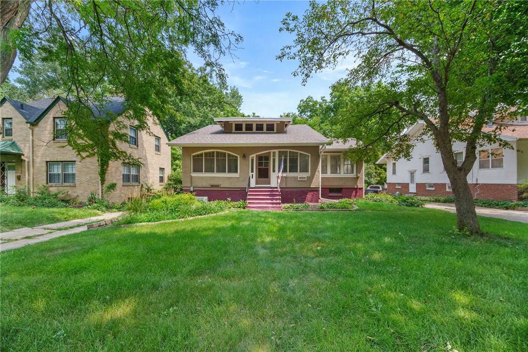 Joe__Hand's tweet image. 1001 42nd Street, Des Moines, IA 50311 just hit the market!
Take a look goldfinchiowa.com/d8r9ipf0 If you have any questions or interest please reach out.