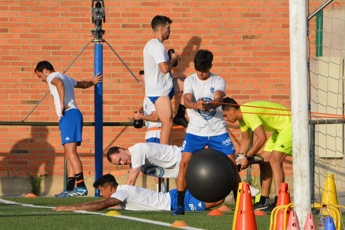 AtcoTordesillas's tweet photo. 🏋🏼 El primer equipo realiza en el Anexo el segundo entrenamiento de esta pretemporada.

📸 @henargar13 

#VamosTorde💪 https://t.co/FqQ5Qmy2Or