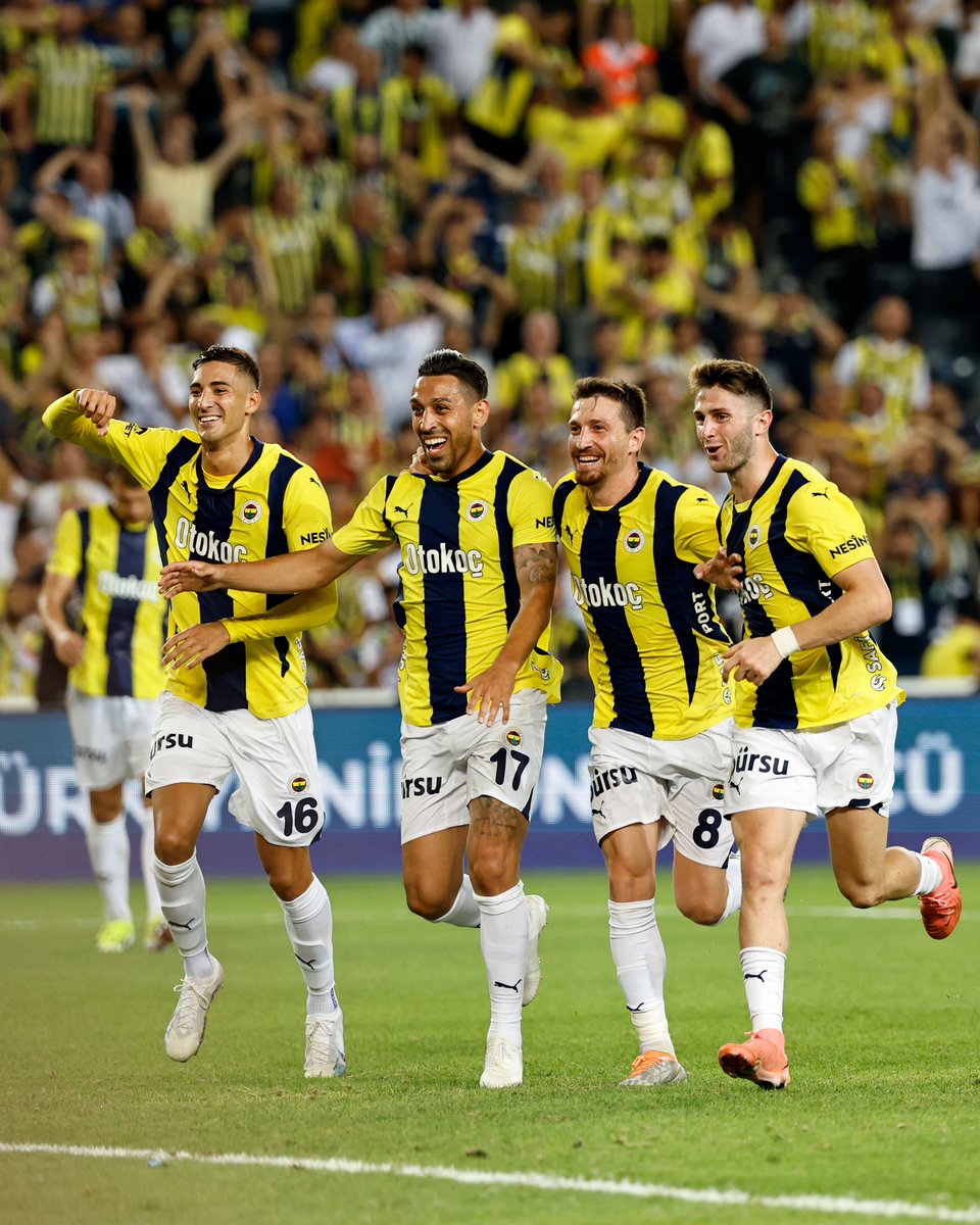 Fenerbahce's tweet photo. 🙂 Szymanski’nin golü sonrası bizimkiler. https://t.co/d75yAVIAEU