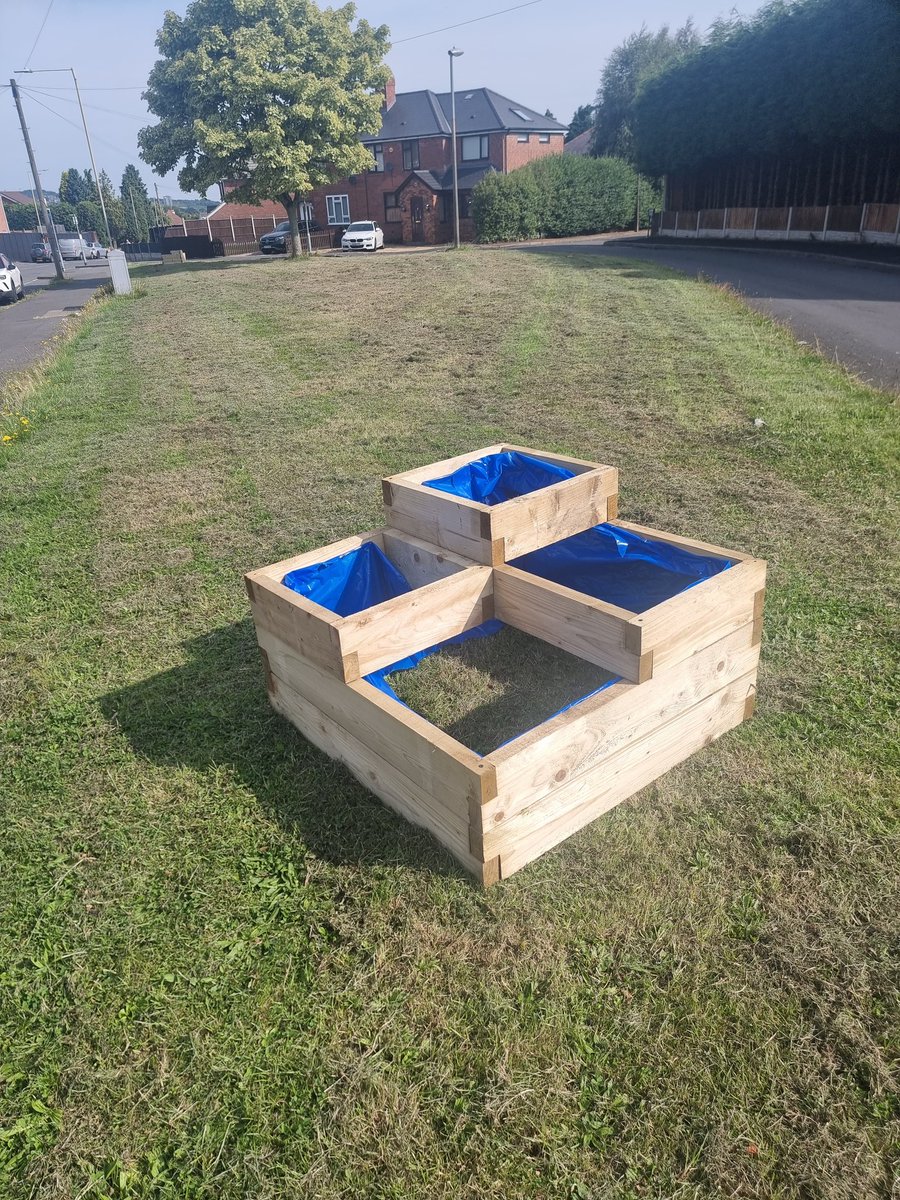 Just got some fabulous tiered planters from Green Leevs for Narrow Lane! 🌸

Want to sponsor a planter? Your name on a plaque for the rest of the year! (Covers plant costs)
Reach out at  hn-streetwatch@outlook.com. Let’s make Narrow Lane bloom! 🌼
#togetherwecanmakeadifference