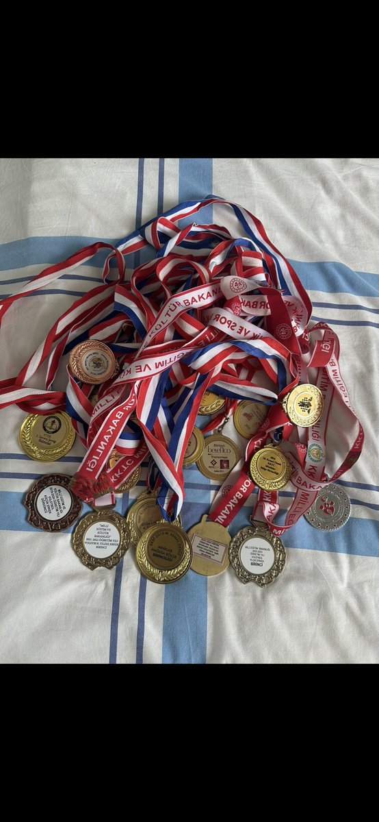 13 yaşına 18 madalya sığdırmışsın…
Keşke hiç kazanmasaydın, keşke hiç başarmasaydın da yanımda kalsaydın…
Bir gün daha yaklaştık annem…
#mustafasabancı
#isiasortakdavamız