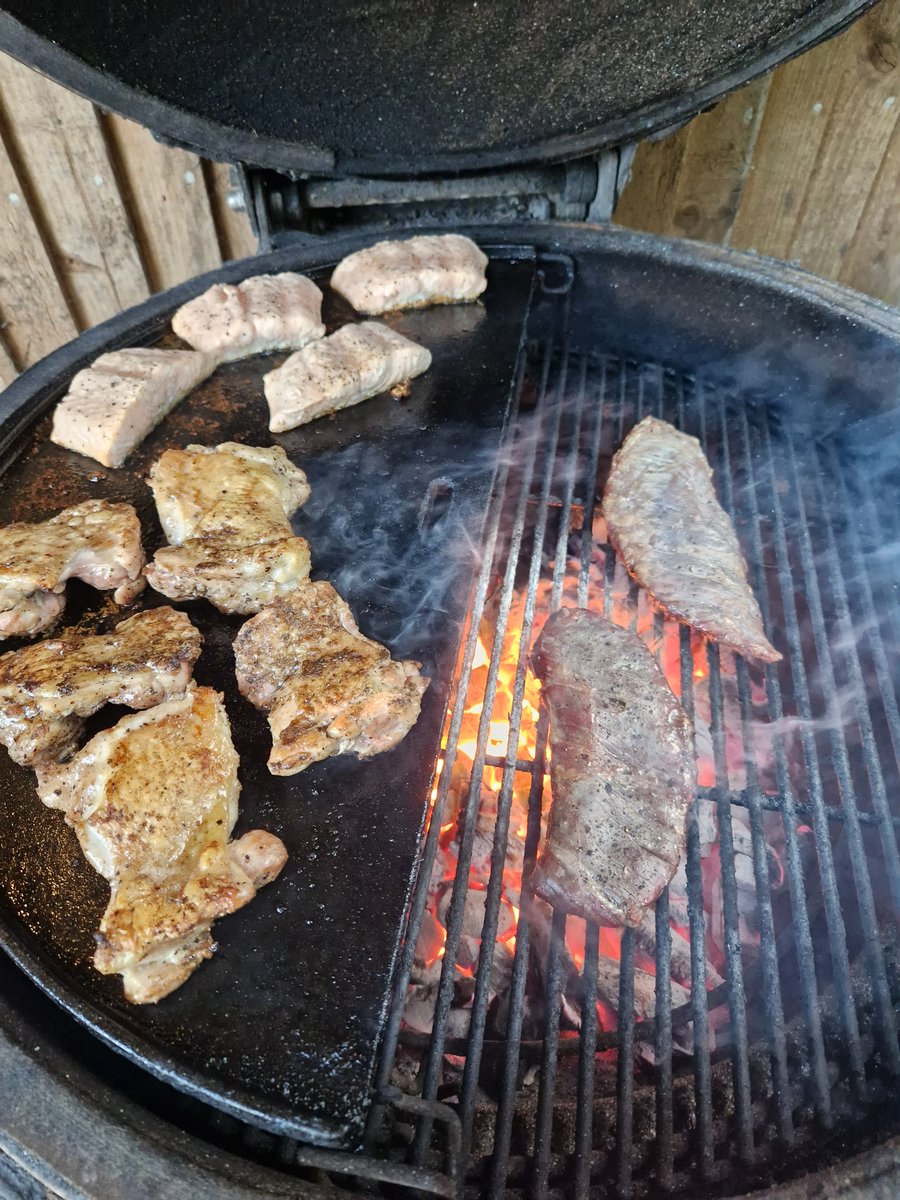 LeifDavidsen's tweet image. Cheeky mid-week bbq. Salmon, chicken thighs and hanger steak.