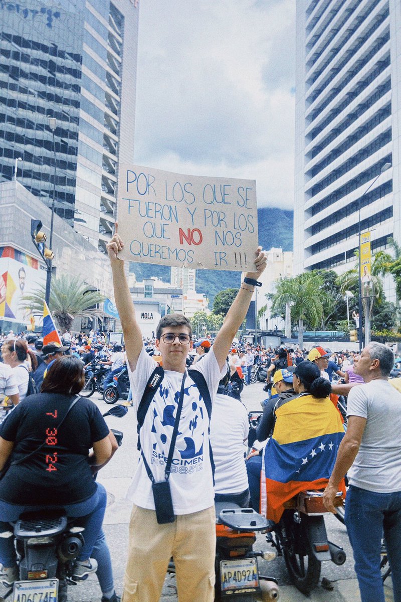 WhoIsEnriqueta's tweet photo. porque Venezuela es mi país y no me quiero ir! https://t.co/nvSInGu9Vo