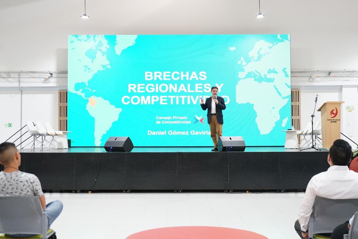 ColombiaCompite's tweet photo. #CPCparticipa en conversatorio empresarial en @CCHuila. Nuestro vicepresidente @dgomezco presentó un diagnóstico para el departamento y para Neiva con base en el #INC2023, #IDC2024, #ICC2023, #ISE2024 https://t.co/cahpX24StH