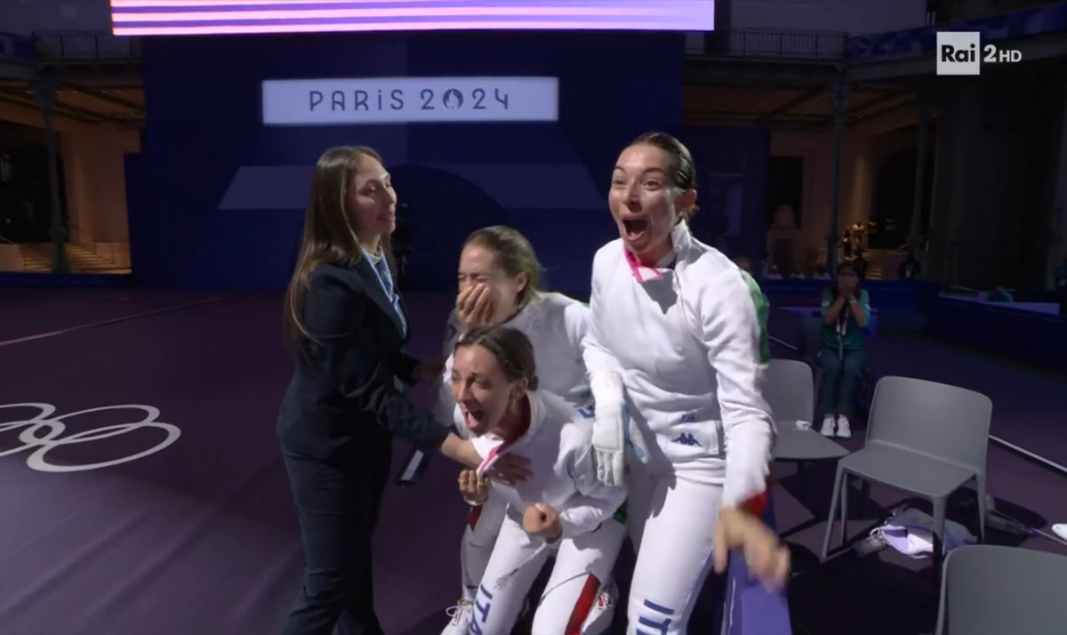 toMMilanello's tweet photo. È ORO. È OROOOOOOOOOOO 🤺🥇🇮🇹

La spada azzurra è nell’Olimpo!

Giulia #Rizzi, Alberta #Santuccio, Rossella #Fiamingo e Mara #Navarria battono la Francia e sono le nuove campionesse olimpiche.

Lassù.
Nell’Olimpo.
Per sempre.

#Paris2024 #scherma #ItaliaTeam https://t.co/NZ0BmyKaUq