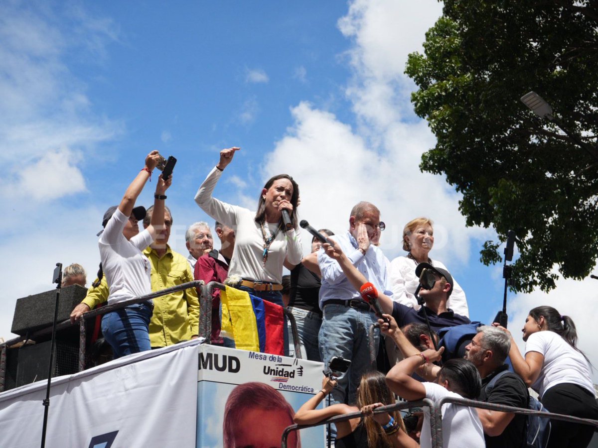 EfectoCocuyo's tweet image. #EnFotos | “No paremos, ya tenemos más de 84 % de las actas computadas. Son la prueba irrefutable e irreversible de que ganamos. Y no solo ganamos, ¡arrasamos! Hoy Venezuela tiene su presidente: Edmundo González; el mundo entero sabe lo que sabemos los venezolanos”, dijo la…