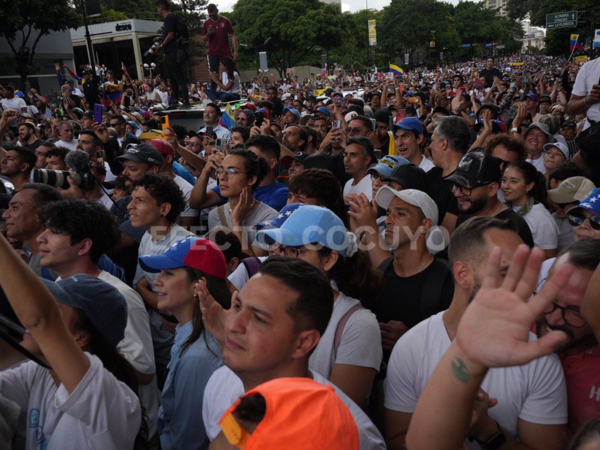 EfectoCocuyo's tweet image. #EnFotos | “No paremos, ya tenemos más de 84 % de las actas computadas. Son la prueba irrefutable e irreversible de que ganamos. Y no solo ganamos, ¡arrasamos! Hoy Venezuela tiene su presidente: Edmundo González; el mundo entero sabe lo que sabemos los venezolanos”, dijo la…