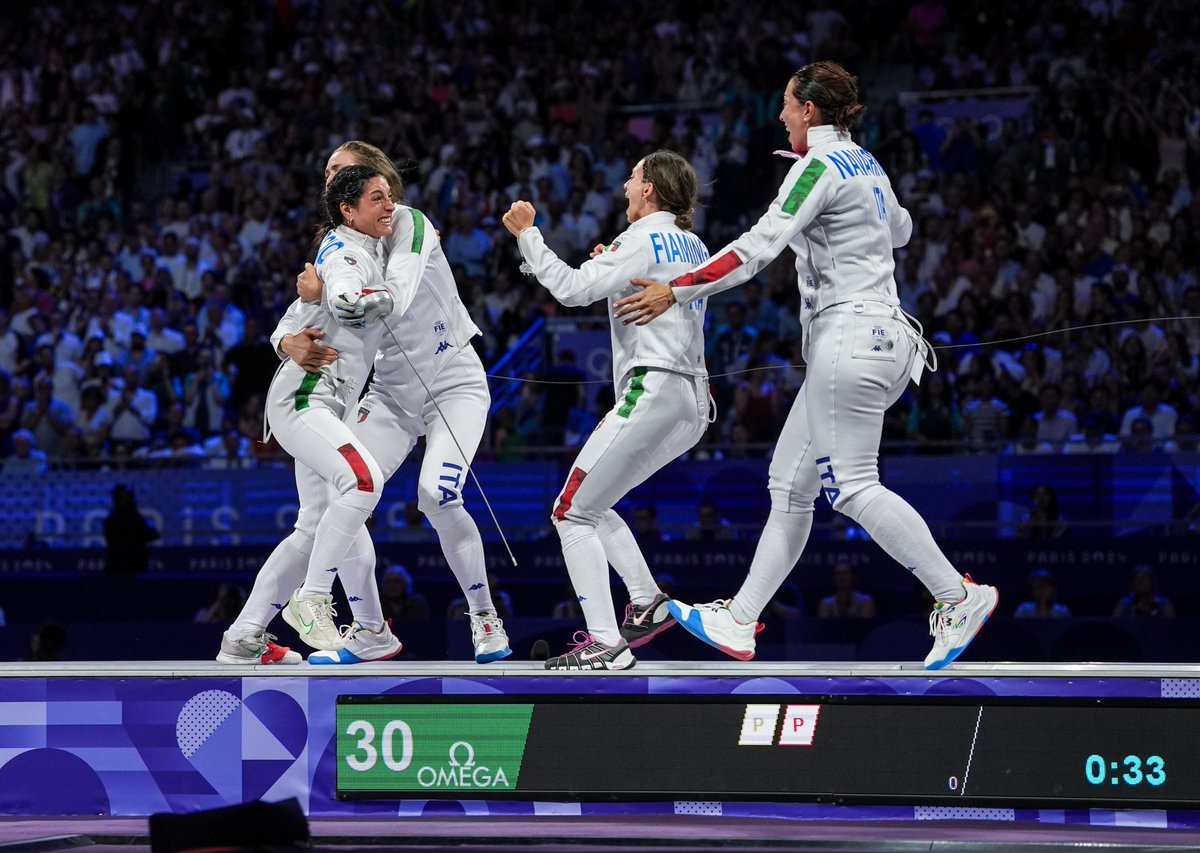 ItaliaTeam_it's tweet photo. SIDERALI!!!! ✨

Alberta Santuccio, Giulia Rizzi, Rossella Fiamingo, Mara Navarria!

È il primo oro azzurro della spada a squadre femminile ai Giochi Olimpici! 🤺

E sono 50 i titoli a cinque cerchi della scherma italiana! 🫶

#ItaliaTeam @Federscherma https://t.co/YkTKO9dByN