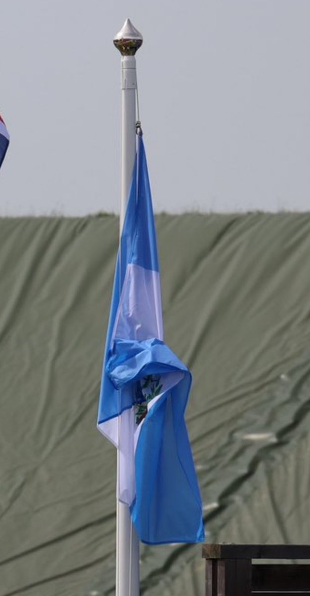 La bandera de Guate al darse cuenta que gracias a Chucho Triste puede ser ondeada en los juegos olímpicos