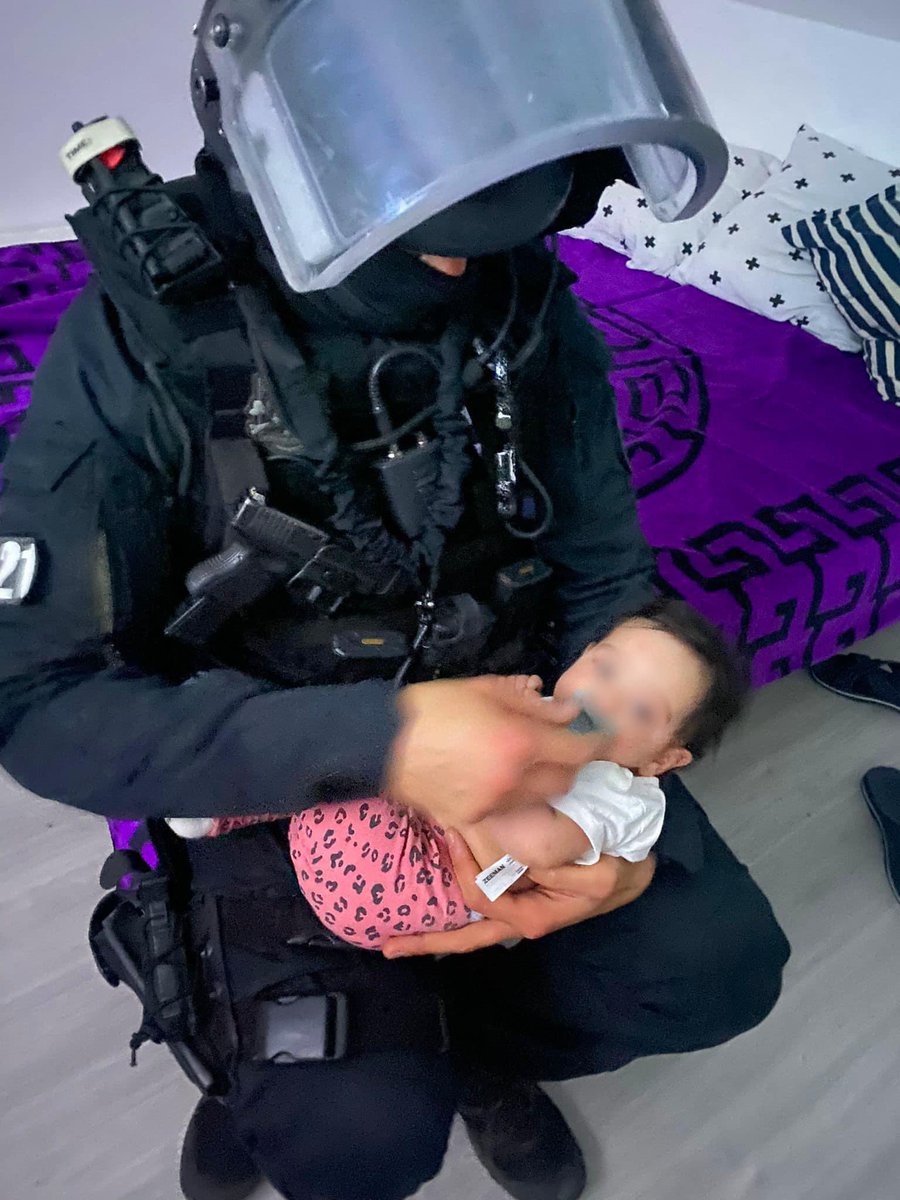 Fs_francaises_'s tweet photo. [Héros du quotidien] 🌟

Les policiers sont intervenus à la suite d'un appel pour un homme violent et menaçant, retranché à son domicile avec son enfant.

Avec l'appui du RAID, il a été interpellé. https://t.co/rDMqYPrUEi
