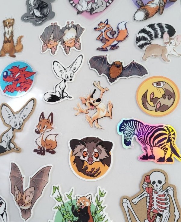 I also have small prints and many different stickers to offer, with everything shipping for a flat rate. Your support or shares would mean a lot!
henriekegoorhuis.sumupstore.com
