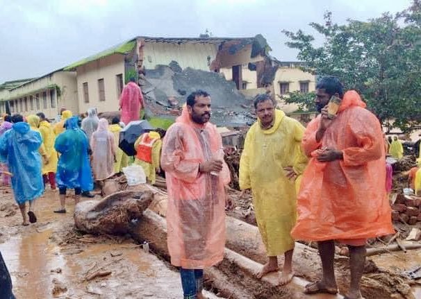 abhijitmajumder's tweet photo. Rahul and Priyanka Gandhi won’t be in their landslide-torn constituency, #Wayanad, anytime soon.
But RSS is on the ground within hours.
It isn’t asking if one is a Dalit, OBC or Brahmin while helping victims.
Nor is it giving minorities the first right on rescue and resources. https://t.co/j2f801j19d