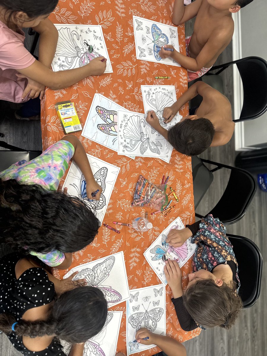 AikinEagles's tweet photo. Our Principal @ACongdonedu and Assistant Principal @The_Gues read a story at our local La Croix Apts leasing office to get kids excited about coming back to school! #RISDBelieves #RISDWeAreOne #ClearEyesFullHeartsCantLose https://t.co/V56OLvw19X
