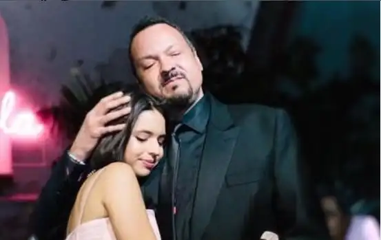 Opinologolo's tweet photo. Cazzu le pide a Nodal que mantenga a su hija con todos los derechos que la bebé tiene a su fortuna y la llaman interesada y lo peor. Pepe negocia con su hija Ángela Aguilar como si fuera mercancía pidiéndole 12 millones de dólares si Nodal le es infiel y todos aplauden. Machismo. https://t.co/pu6ZjfQF9h