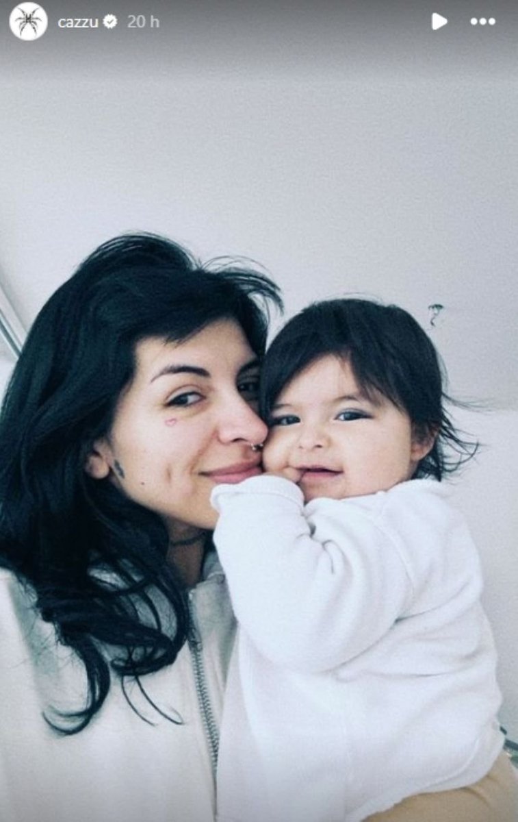 Opinologolo's tweet photo. Cazzu le pide a Nodal que mantenga a su hija con todos los derechos que la bebé tiene a su fortuna y la llaman interesada y lo peor. Pepe negocia con su hija Ángela Aguilar como si fuera mercancía pidiéndole 12 millones de dólares si Nodal le es infiel y todos aplauden. Machismo. https://t.co/pu6ZjfQF9h