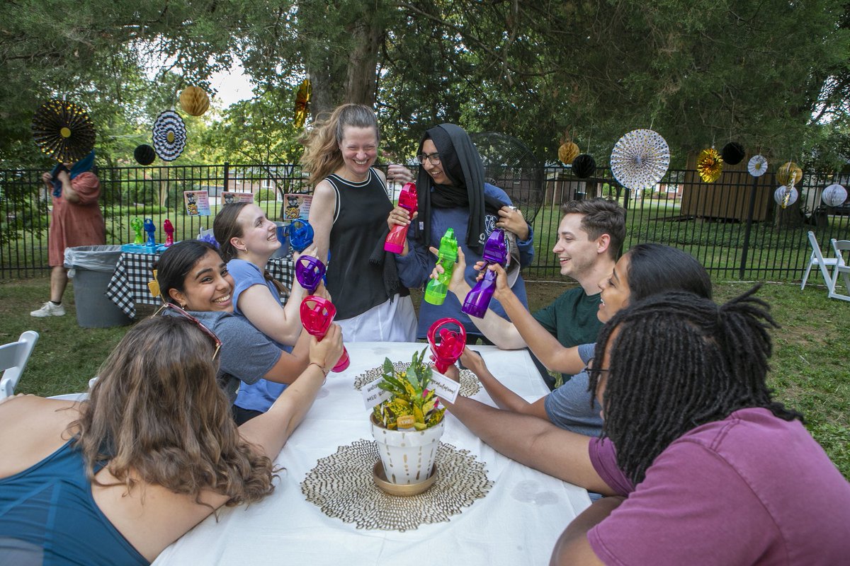 VUmedicine's tweet image. This #InternationalDayofFriendship we’re celebrating the new friendships that have 🌸blossomed🌸 during our M1’s first few weeks!

See more photos of all the fun had at Dean Fleming’s Annual Picnic on our Flickr: bit.ly/4fmc0qp

#VandyMed #MedStudentLife