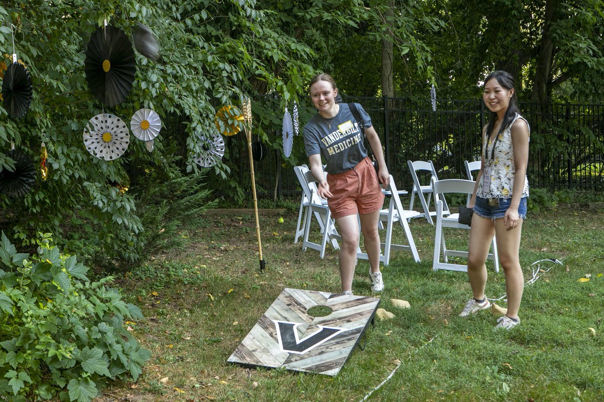 VUmedicine's tweet image. This #InternationalDayofFriendship we’re celebrating the new friendships that have 🌸blossomed🌸 during our M1’s first few weeks!

See more photos of all the fun had at Dean Fleming’s Annual Picnic on our Flickr: bit.ly/4fmc0qp

#VandyMed #MedStudentLife