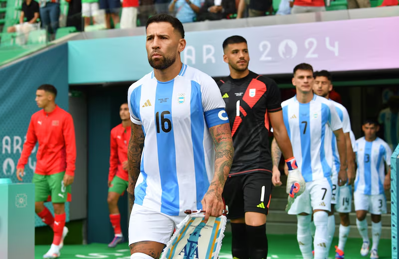 LaJerseyria's tweet photo. Amigas y amigos, ¿alguna vez se han preguntado por que los jerseys de las selecciones Española y Argentina actuales campeones del Europa y de América son diferentes las playeras con las que lograron sus títulos continentales a la que usan en #Paris2024 ?
En este 🧵les cuento https://t.co/wG3BpiuFcs