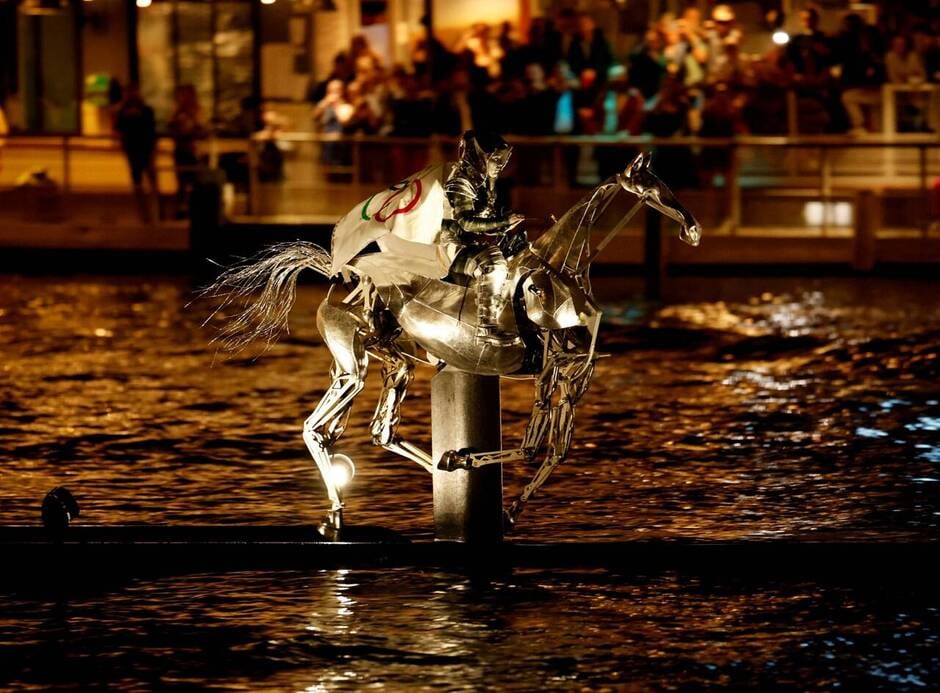 OuestFrance's tweet photo. L’image a marqué la cérémonie d’ouverture des Jeux olympiques de #Paris2024 : un cheval d’argent qui remonte la Seine vers la Tour Eiffel. Pour faire galoper l’animal mécanique sur l’eau, il fallait imaginer un bateau quasiment invisible. ⤵ https://t.co/eR5dQ3S85N