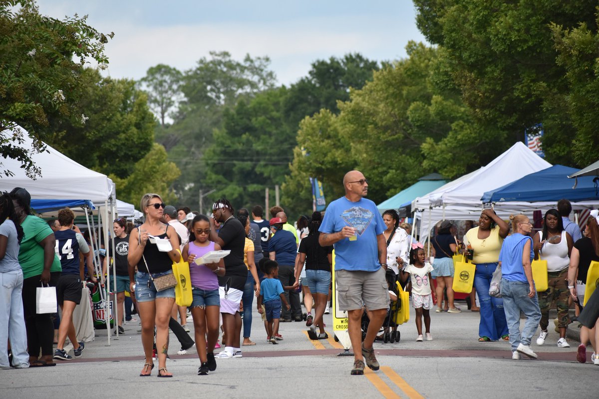 The DSDA is kicking off the school year with the F1RST Friday Downtown Pep Rally on Aug. 2nd from 5:30 to 8 p.m. on the courthouse lawn. 📷
The 2024 Downtown Pep Rally is a free public event celebrating local football teams in Bulloch County.