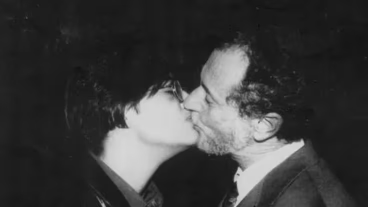 ivanfamil's tweet photo. En 1991, harto de noticias falsas y estudios interesados, un médico decidió demostrar que besarnos, acariciarnos o abrazarnos con alguien con VIH no implicaba riesgo alguno. Y lo hizo con un beso. Esta es la extraordinaria historia de Fernando Auiti. Tira del hilo 🧵👇🏽👇🏽👇🏽 https://t.co/CJh4JA7DM9
