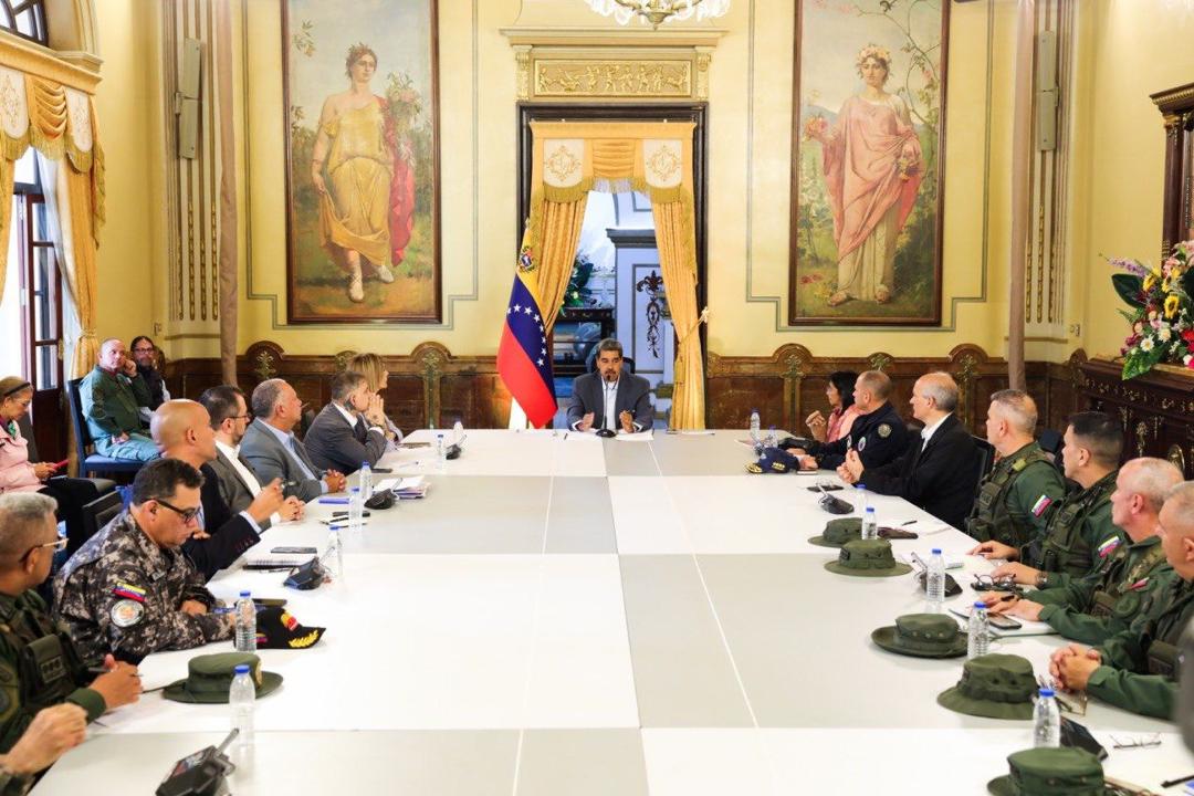 #Ahora Pdte. <a href="/NicolasMaduro/">Nicolás Maduro</a>: Señor González Urrutia, asuma su responsabilidad en la creación de estos comandos facistas.

#30Jul