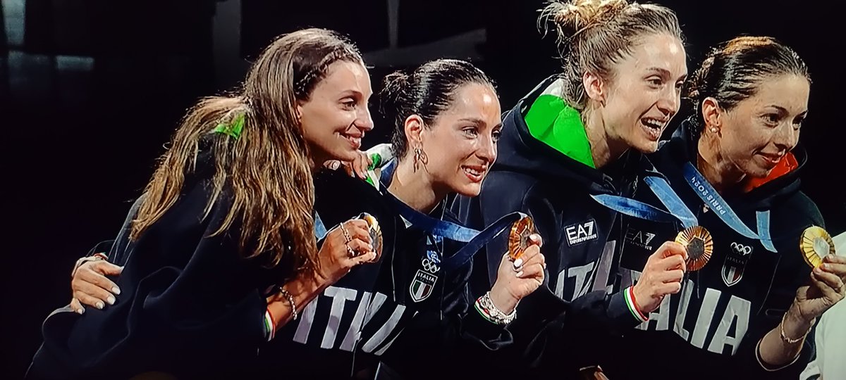 WikiLovesSport's tweet image. 🥇per la squadra di #spadafemminile italiana a @Paris2024, rimonta sulla Francia nel minuto supplementare: Rossella Fiamingo, Giulia Rizzi, Mara Navarria, Alberta Santuccio. Allez 🎉 @Federscherma @Coninews