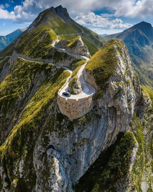 pierpi13's tweet photo. Una spettacolare strada bianca ex-militare che collega le Alpi Piemontesi e Francesi al Mare Ligure
Si snoda tra i 1800 e i 2100 metri di quota lungo lo spartiacque alpino principale presso il confine italo-francese, attraversando a mezzacosta, valichi alpini, tornanti e passaggi arditi.
Il tracciato, interamente sterrato, collega in quota Limone Piemonte, in Provincia di Cuneo, e Monesi di Triora nella Liguria montana per una lunghezza totale di circa 30 km, il transito è aperto nei mesi estivi, dopo lo scioglimento delle nevi, ed in autunno. Il percorso attraversa luoghi incantevoli come la suggestiva area delle Carsene, con i suoi paesaggi quasi lunari e ricca di fenomeni geologici, e gli ambienti incontaminati delle Alpi del Mediterraneo. Si attraversano il Parco del Marguareis e il Parco delle Alpi Liguri, caratterizzati da una ricca biodiversità, il meraviglioso Bosco delle Navette e si sfiorano alcune fortificazioni militari di fine Ottocento.
