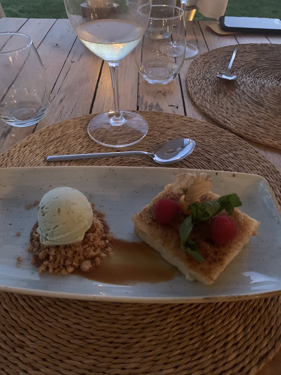GloAiguafreda's tweet photo. El Toni fa 12 anys que porta ‘El Espeto’ del #GeckoBeachClub de #Formentera. És nascut a Jaén, però fa 50 anys que és a l’illa. Se’l veu tranquil, i per això sap respectar els temps de cocció de cada peix. Ho hem rematat amb una torrija boníssima i unes herbes de Formentera. https://t.co/Lgzs0lfS3D