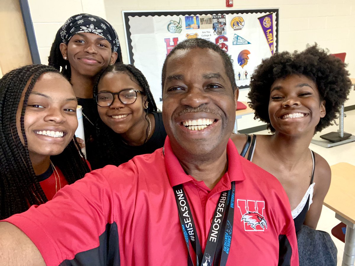 zerdob's tweet image. It’s the start of another year at The Castle. Year 12 for me!🏰 And it was a special treat to get a visit from 4 of my “children” from the C/O ‘24 before they head off to college in two weeks!🎓
#TheFutureIsNow
#AllTheWayUp ⬆️