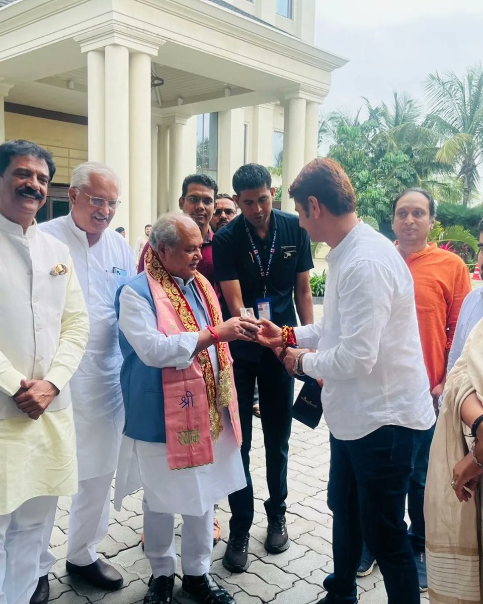 dineshsonline's tweet image. *आज इंदौर दैनिक भास्कर द्वारा आयोजित कर्मवीर सम्मान कार्यक्रम में पधारे  विधानसभा अध्यक्ष आदरणीय भाईसाहब श्री नरेन्द्र सिंह जी तोमर (BOSS) को भगवान गणेश जी की प्रतिमा भेंट की एवं दुप्पटा पहना कर स्वागत किया व आदरणीय भाईसाहब का आशीर्वाद प्राप्त किया ।
@nstomar