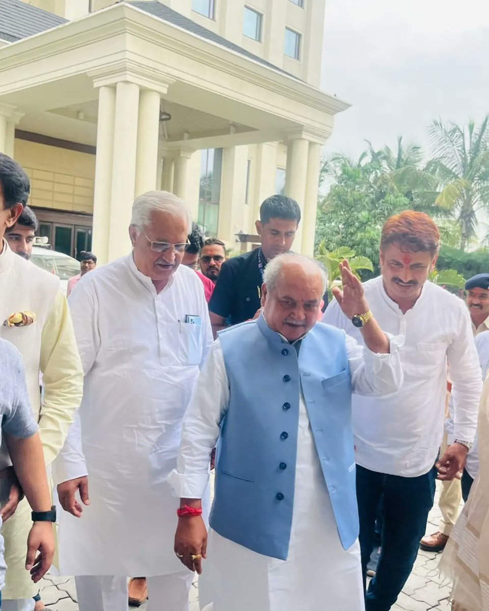 dineshsonline's tweet image. *आज इंदौर दैनिक भास्कर द्वारा आयोजित कर्मवीर सम्मान कार्यक्रम में पधारे  विधानसभा अध्यक्ष आदरणीय भाईसाहब श्री नरेन्द्र सिंह जी तोमर (BOSS) को भगवान गणेश जी की प्रतिमा भेंट की एवं दुप्पटा पहना कर स्वागत किया व आदरणीय भाईसाहब का आशीर्वाद प्राप्त किया ।
@nstomar